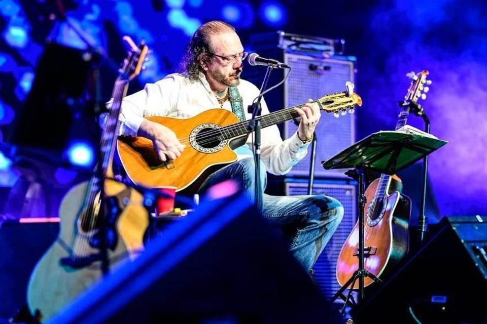 Aunque llegó con retraso a su presentación, el trovador conquistó a su público con un show de más de tres horas de duración.