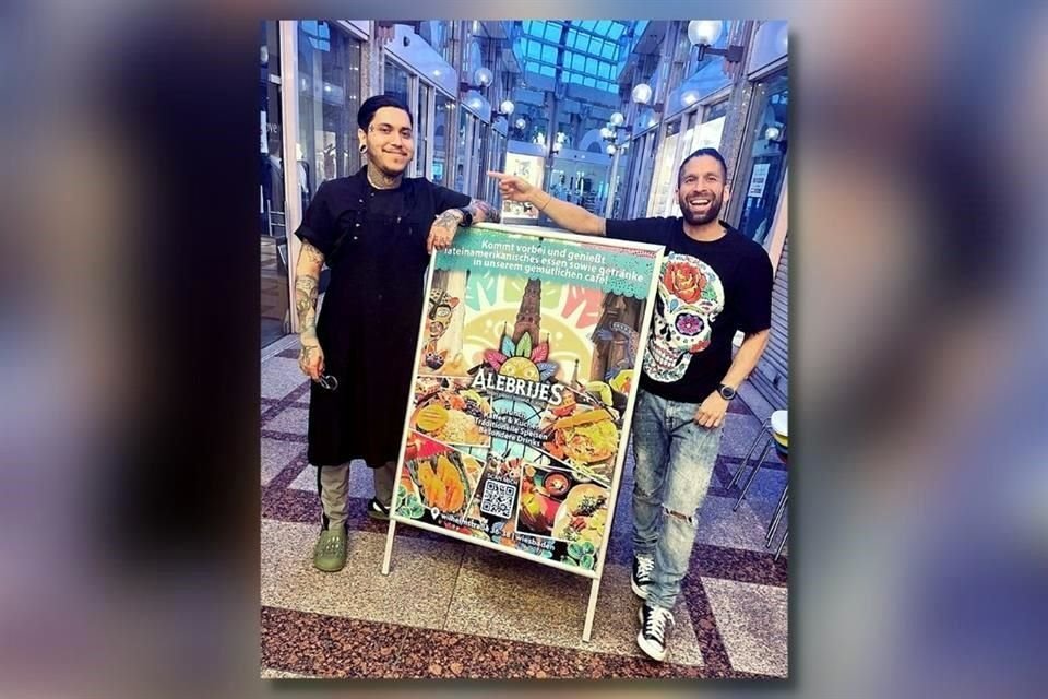 Daniel Franco (izq) con David Mendoza, su socio en los restaurantes veganos Alebrijes en Alemania.