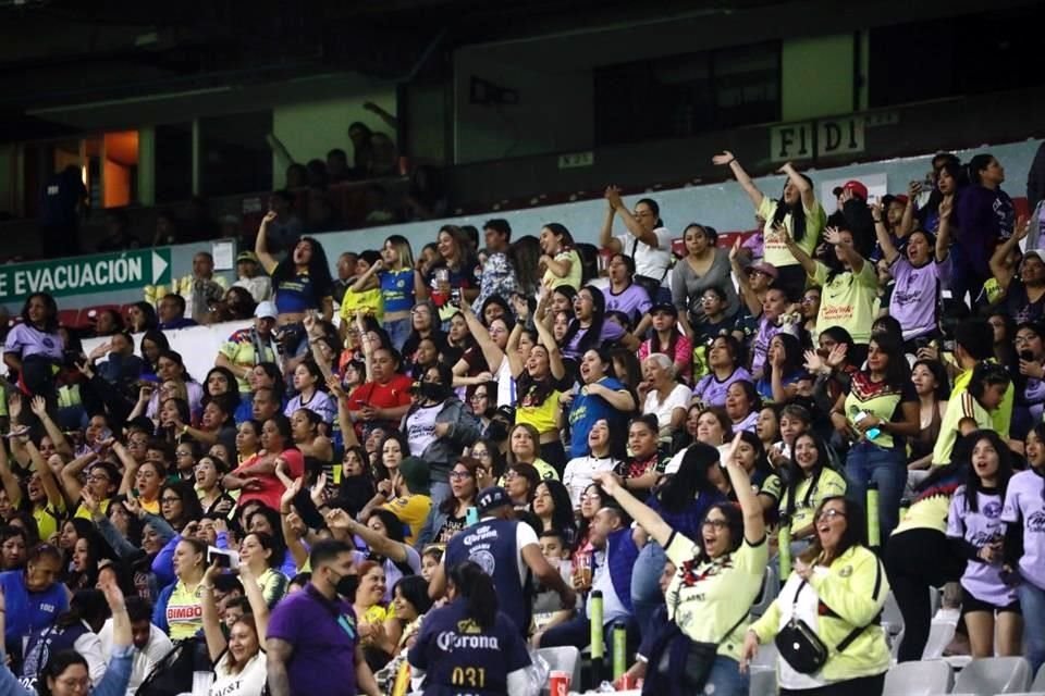 La cabecera norte fue destinada sólo a aficionadas.
