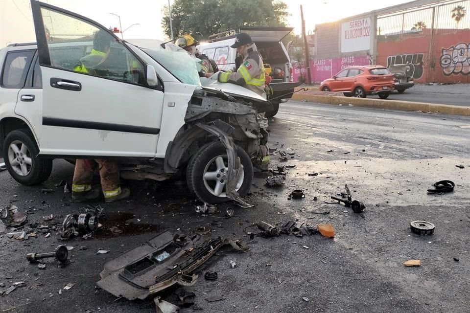 Por la velocidad del impacto, la camioneta XTrail de la víctima quedó destrozada.