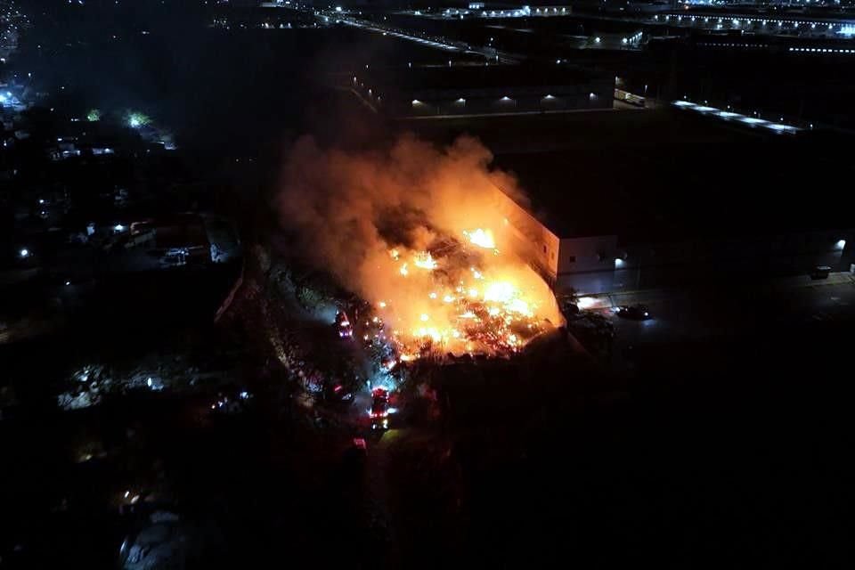 El siniestro se reportó a las 23:00 horas, en los terrenos ubicados en la Colonia Residencial Santa Catarina.