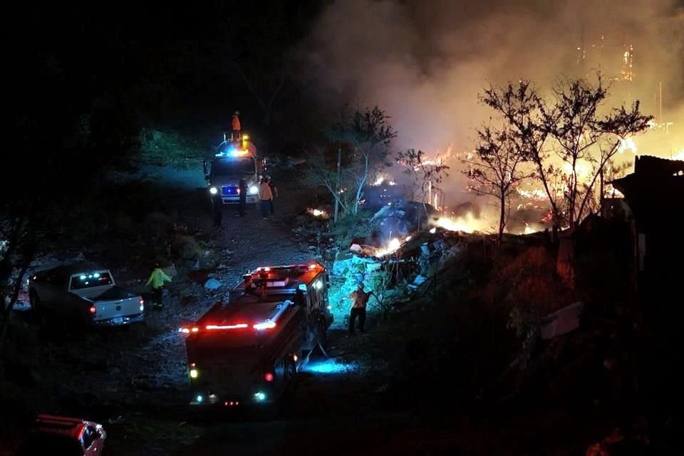 Al sitio arribaron elementos de Bomberos Nuevo León y Protección Civil, quienes trabajaron por al menos una hora para controlar las llamas.