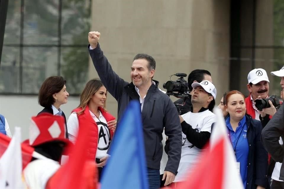 Cientos de militantes acompañaron a Adrián de la Garza en la Plaza Multimodal, en Monterrey.