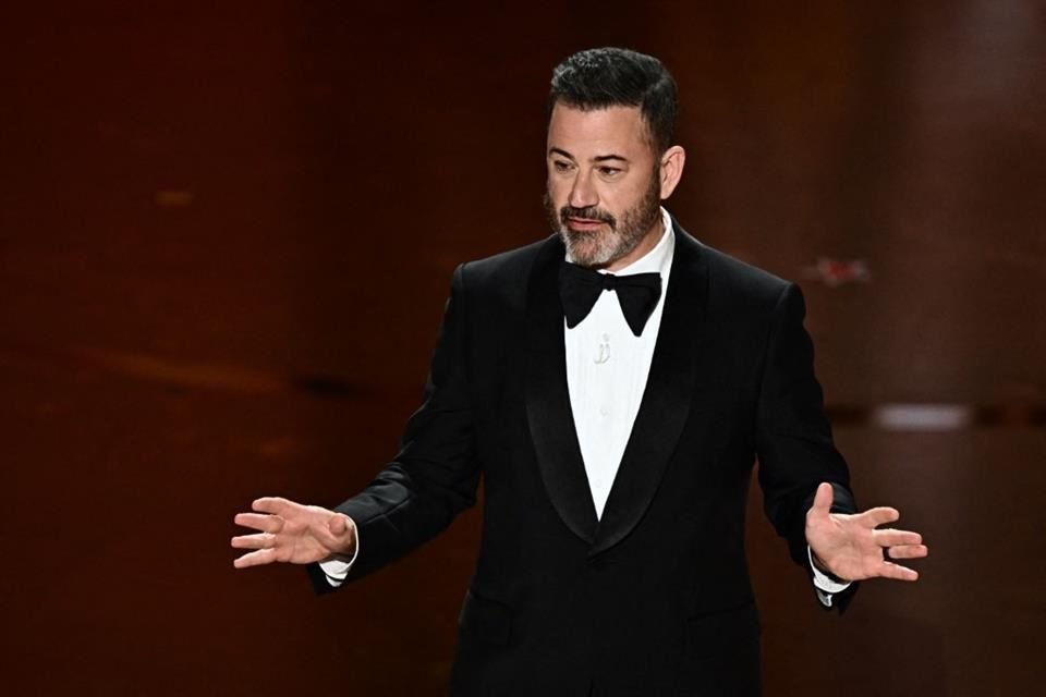 El presentador de televisión Jimmy Kimmel habla en el escenario durante la 96ª edición de los Premios anuales de la Academia en el Dolby Theatre de Hollywood