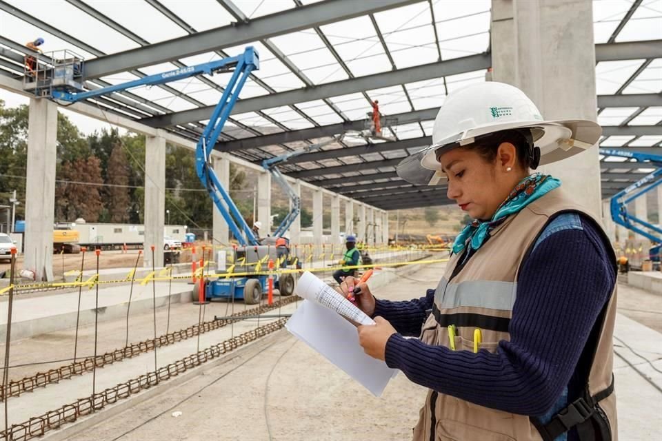 La ingeniera Azucena Álvarez destaca en un mar de hombres.