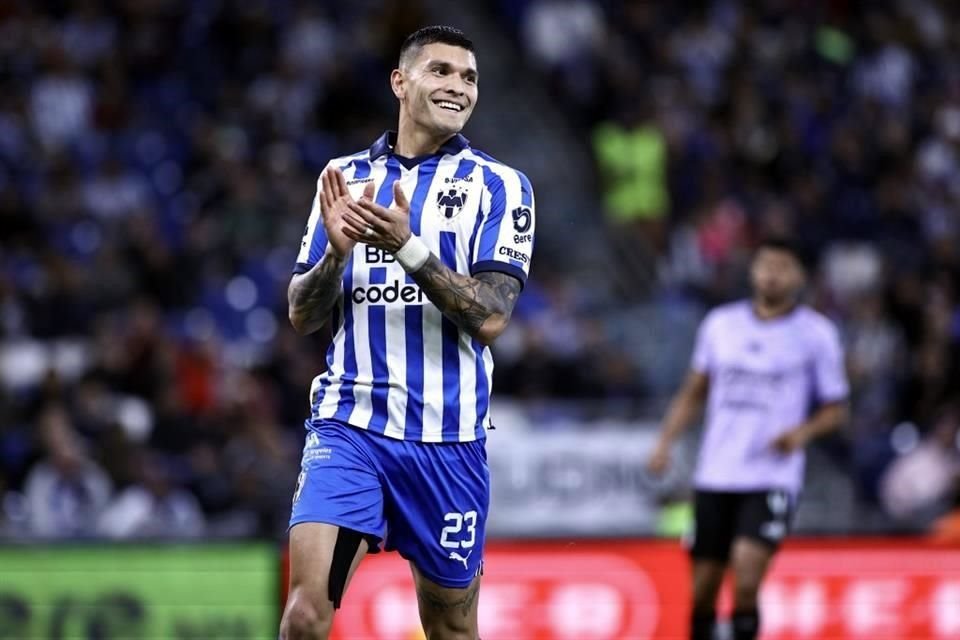 Brandon Vázquez lamenta una falla frente al arco del Mazatlán.