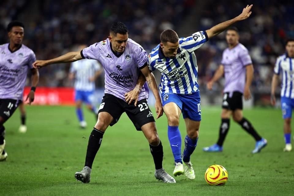 Sergio Canales pelea el balón con Sergio Flores.