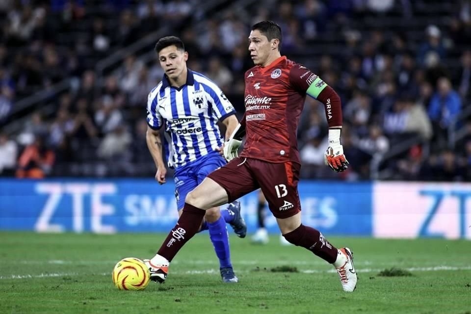 Hugo González recibió abucheos de la afición regia por su pasado con Rayados.