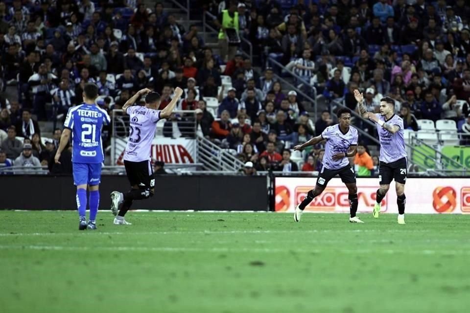 Amarilla aprovechó una mala salida de Rayados para hacer el gol de la honra.