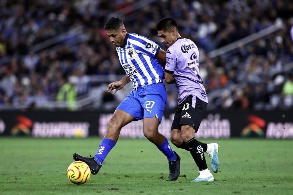 Luis Romo intenta un pase a un compañero.