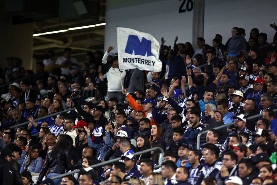 La afición de Rayados apoyó a su equipo.