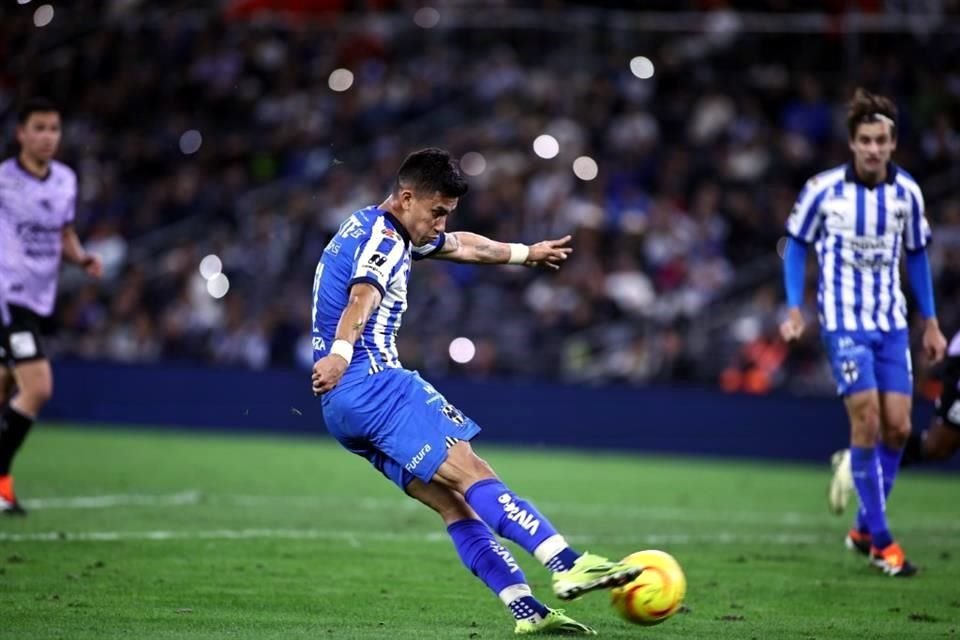 Maxi Meza intenta un disparo ante el arco de Mazatlán.