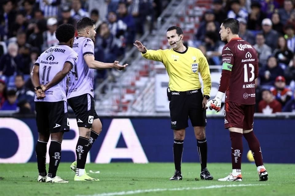 El árbitro César Ramos señaló un penal, pero lo invalió tras una revisión en el VAR.