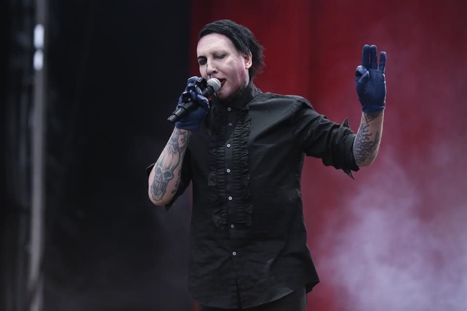 Marilyn Manson enfrentó cargos de agresión menor de un suceso del 2019 al entregarse voluntariamente a la Policía el pasado jueves.