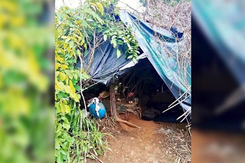 Los desplazados se han instalado en campamentos improvisados, en los que usan lonas de nylon para guarecerse.