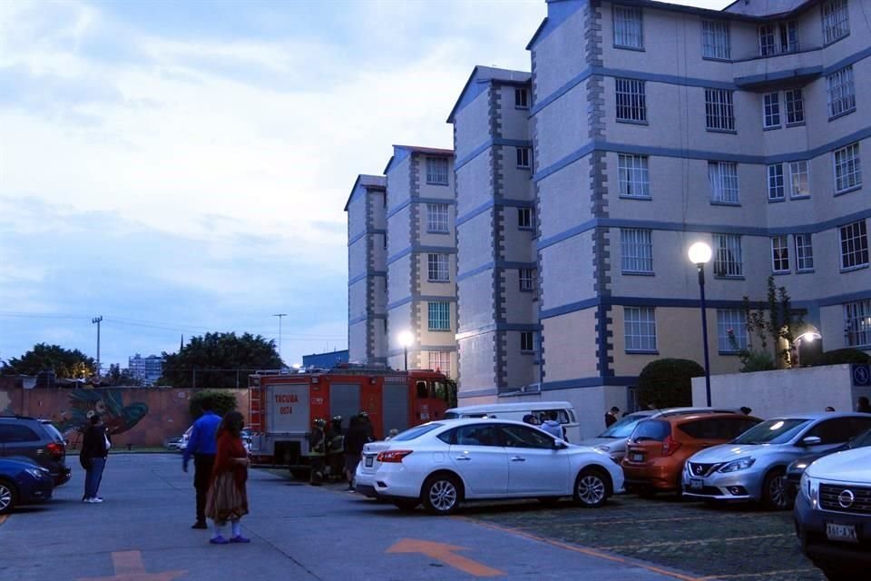 Los vecinos de la unidad habitacional, ubicada en el número 148 de la calle Lago Athabasca, llamaron a las 18:50 horas al 911 para reportar olor a gas.