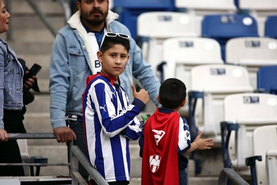 La afición de Rayados luce su 'Brandonmanía' en las tribunas del Estadio Monterrey.