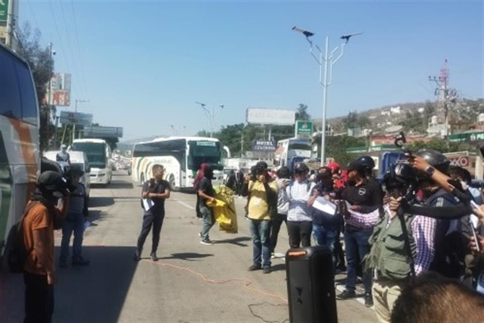 Los estudiantes llegaron a la Autopista a bordo de cinco autobuses.