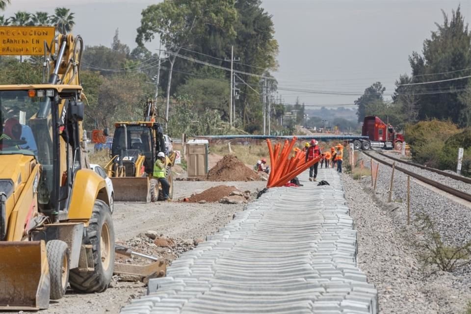 Comenzó el tendido del balasto para la colocación de los rieles.