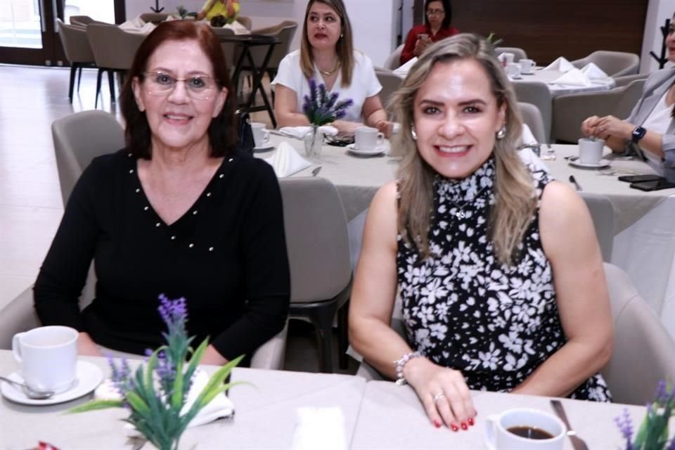 María Victoria Cortés de Cantú  y Luz María Ávila