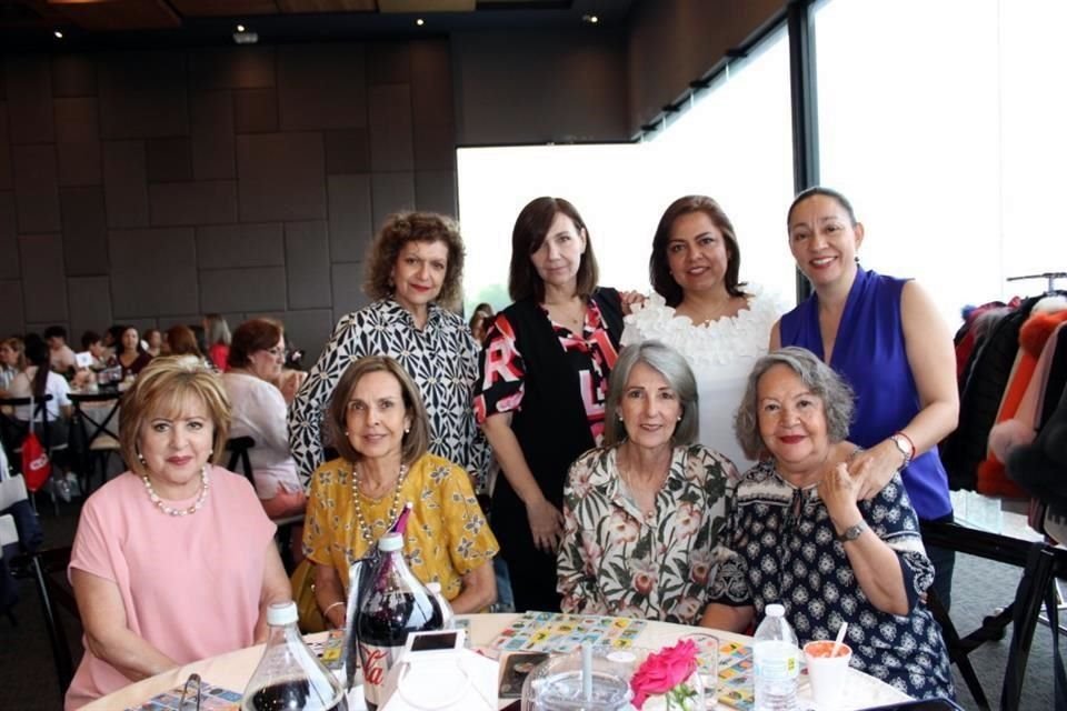 De pie: Tere Siller, Georgina Teja, Ivette Infante y Adriana Zamora. Sentadas: Luz María Rincón, Mercedes De la Torre, Judith Andrade y Lupita Zamora