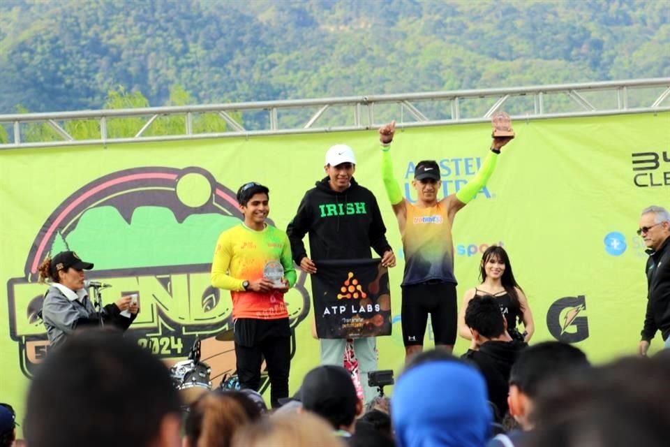 Ganadores 5K Varonil General: Roberto Rodriguez (tercero), Alejandro Dominguez (primero), y David Orta (segundo)