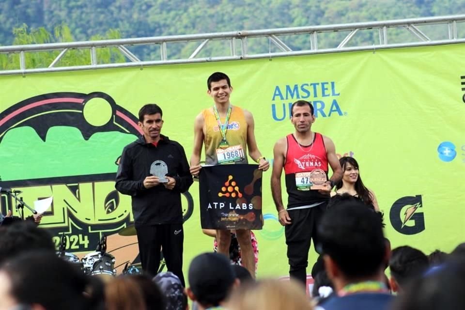 Ganadores 10k Varonil General: José Luis Cárdenas (tercero), Simón Martínez (primero), y Juan Carlos Guerrero (segundo)
