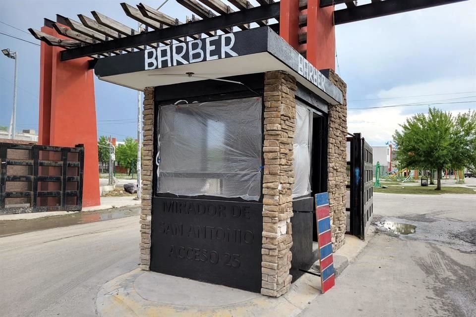 La 'Barber Mendoza', en una caseta de la Colonia Mirador de San Antonio, fue suspendida ayer por el Municipio de Juárez.