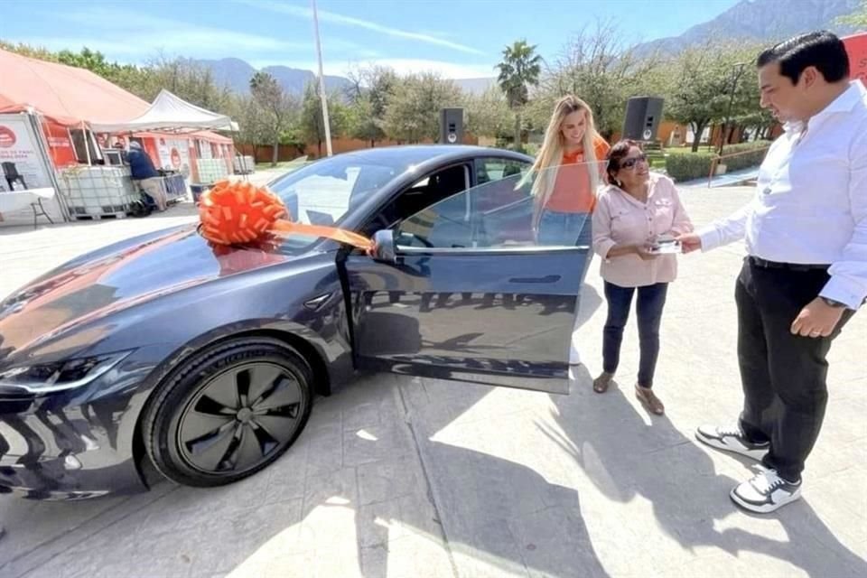 El 27 de febrero, el Alcalde de Santa Catarina, Jesús Nava, presumió la entrega de la tarjeta llave del auto Tesla