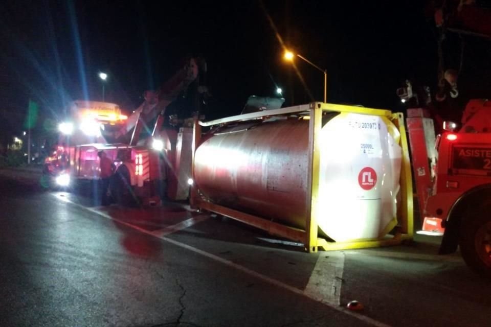 El accidente fue reportado a las 23:01 horas en el kilómetro 49 del Anillo Periférico y el entronque con la Carretera a Miguel Alemán, a la altura del Parque Industrial Monterrey.