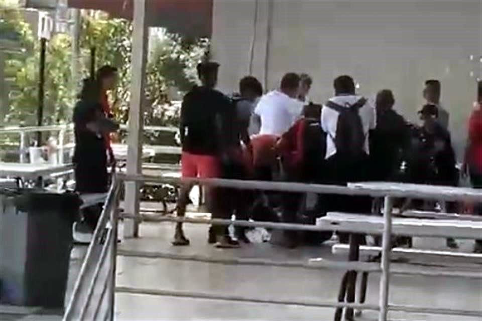 La golpiza al interior de la Preparatoria 7 en Acapulco, Guerrero, fue registrada en un video que circula en redes sociales.