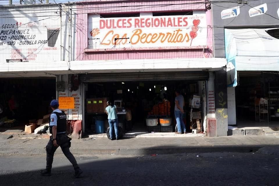Uno de los hombres fue detenido en el negocio de dulces regionales 'Los Becerritos'.