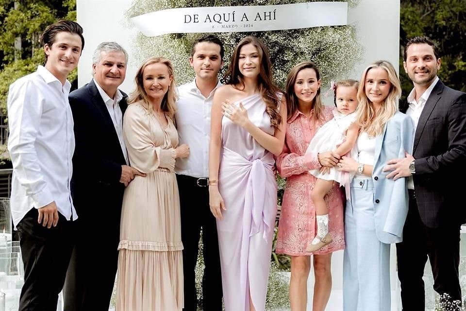 Eugenio Odriozola, David Odriozola, Lulú Rivera de Odriozola, los novios, Karen Odriozola, Valentina Romero, Andrea Odriozola y Federico Canavati