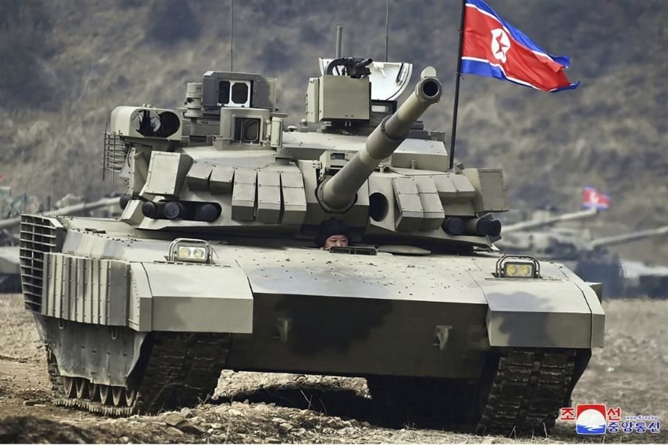 El líder norcoreano Kim Jong Un maneja un nuevo tipo de tanque de combate.
