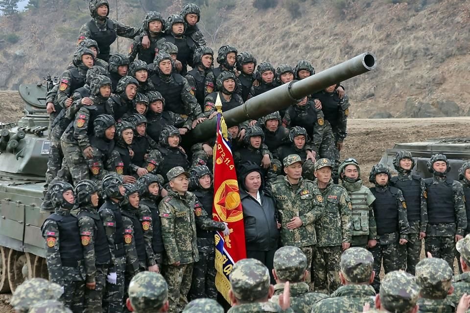 El líder norcoreano Kim Jong Un se reunió con militares durante un ejercicio de entrenamiento.