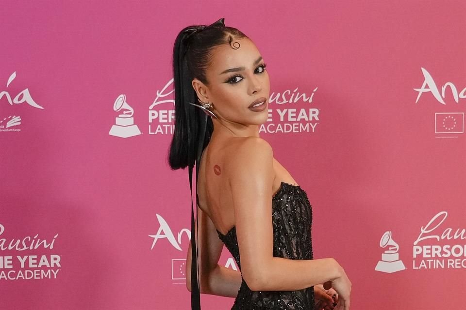 Como Danna, la cantante presentó la portada de su siguiente álbum 'Childstar'.