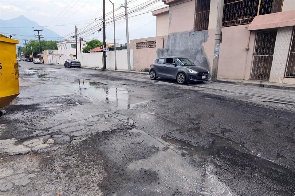 Debido a la constante presencia de humedad, el pavimento en la zona se deteriora rápidamente, ocasionando más baches y desniveles.