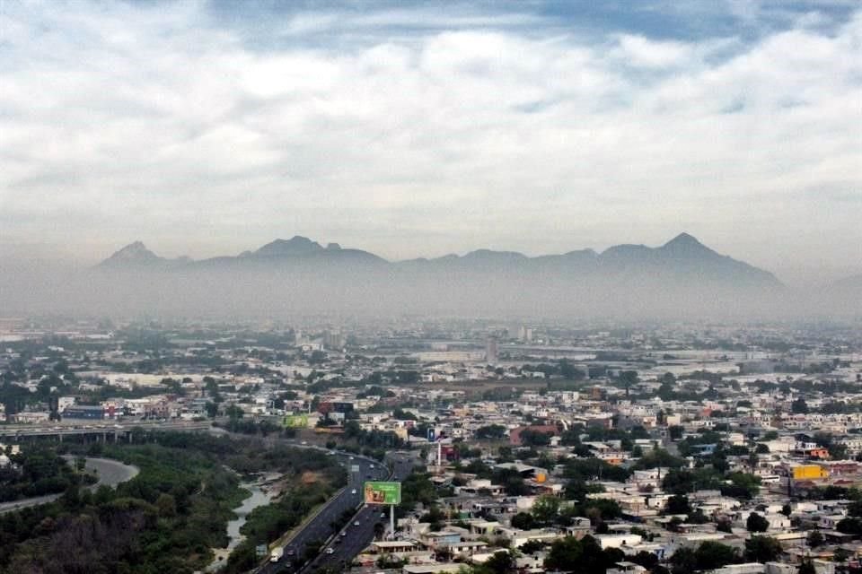 Previo a la entrada de un nuevo frente frío, la Ciudad registró ayer una calidad del aire extremadamente mala.