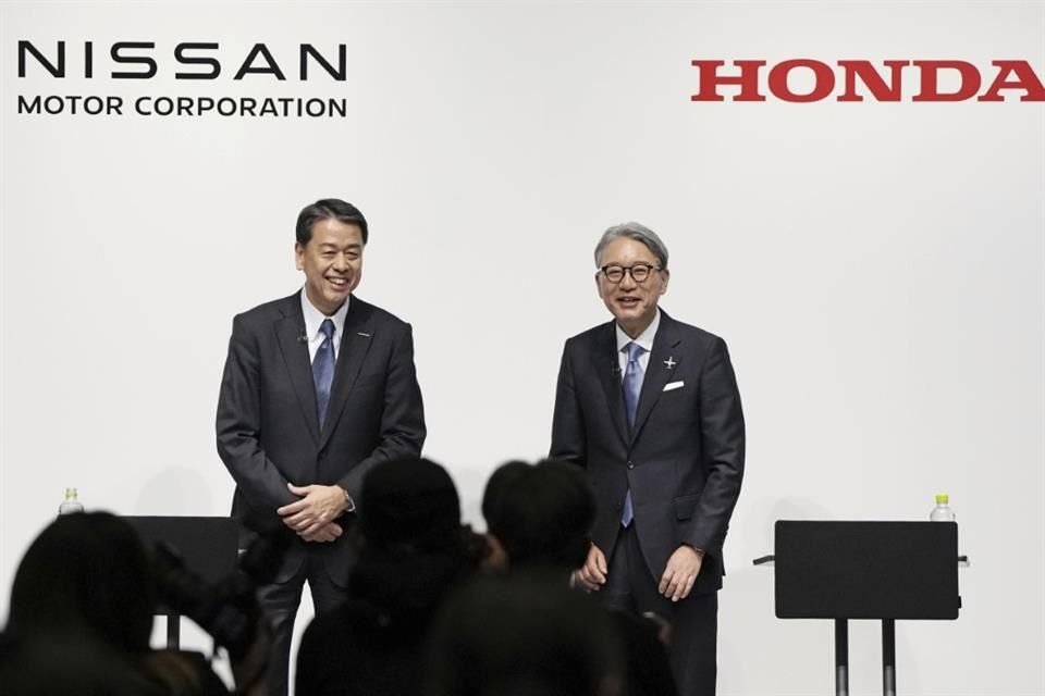 Makoto Uchida (izquierda), CEO de Nissan, y el Toshihiro Mibe (derecha), presidente de Honda en conferencia.