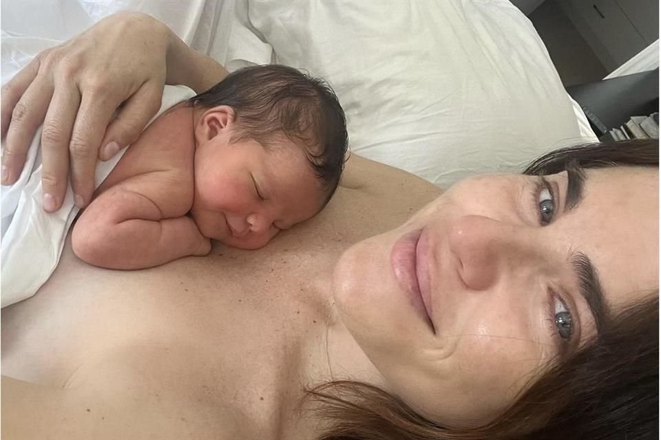 Karla Souza con su tercera hija Giulia.