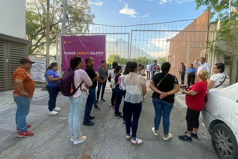 Los padres protestaron afuera de las instalaciones de La Ciudad de los Niños, en Guadalupe.