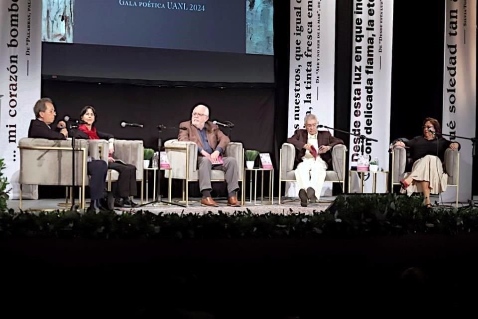 Luis Miguel Aguilar (izq. a der), Coral Bracho, Eduardo Langagne, José Luis Rivas y Silvia Tomasa Rivera cautivaron a la audiencia,  principalmente joven, con sus poemas.