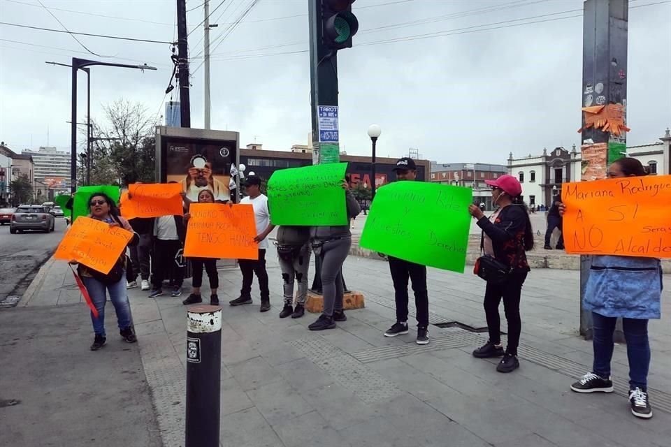 Los puesteros realizaron bloqueos en el cruce de Juárez y Washington para que los dejen vender en las aceras ampliadas.