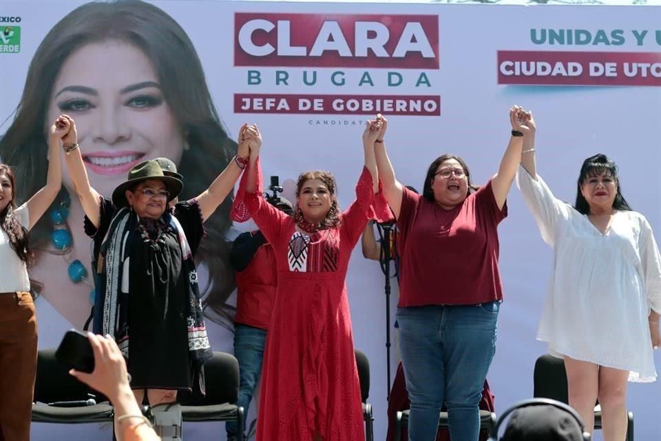 Clara Brugada estuvo acompañada por la secretaria de Morena, Citlalli Hernández.