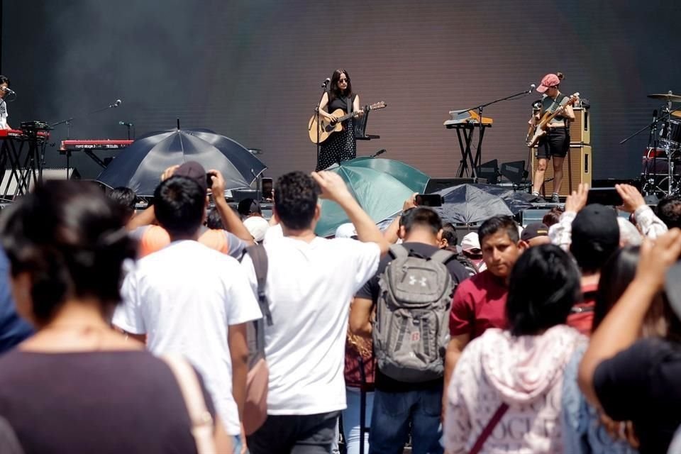 Pasado el mediodía, ya había cientos de personas alrededor del escenario en el Zócalo para ver a Julieta Venegas.