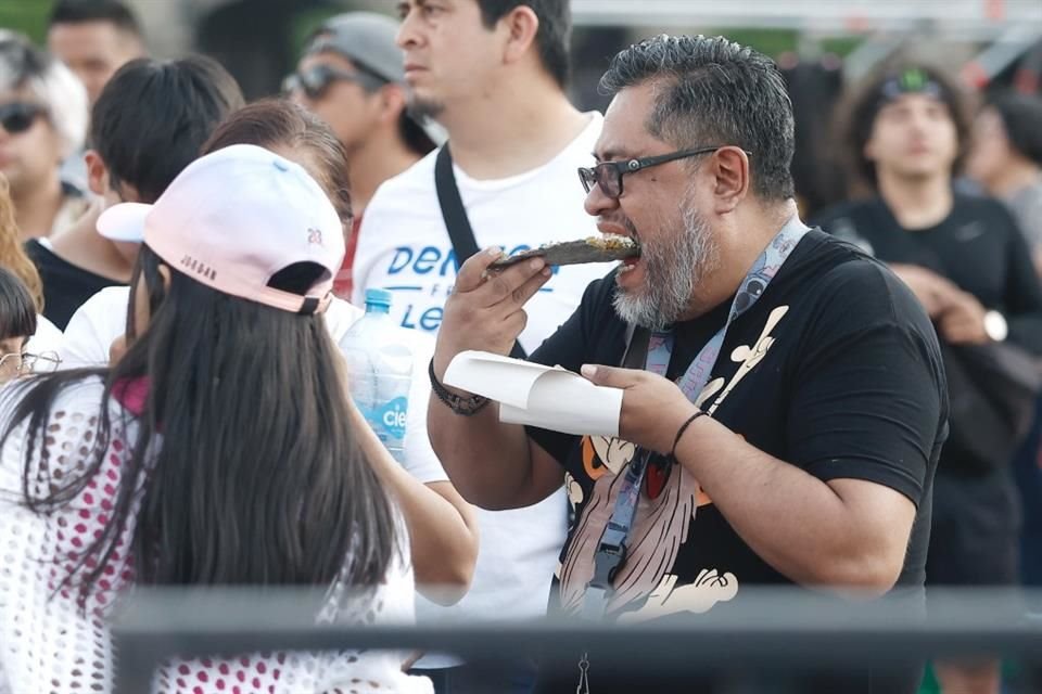 Asistentes al Festival Tiempo de Mujeres disfrutan de comida y camaradería antes del show de Julieta Venegas en el Zócalo.