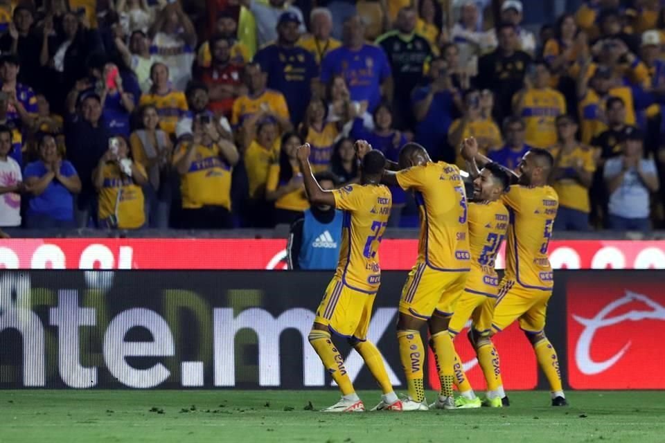 Así celebraron el gol de Luis Quiñones.