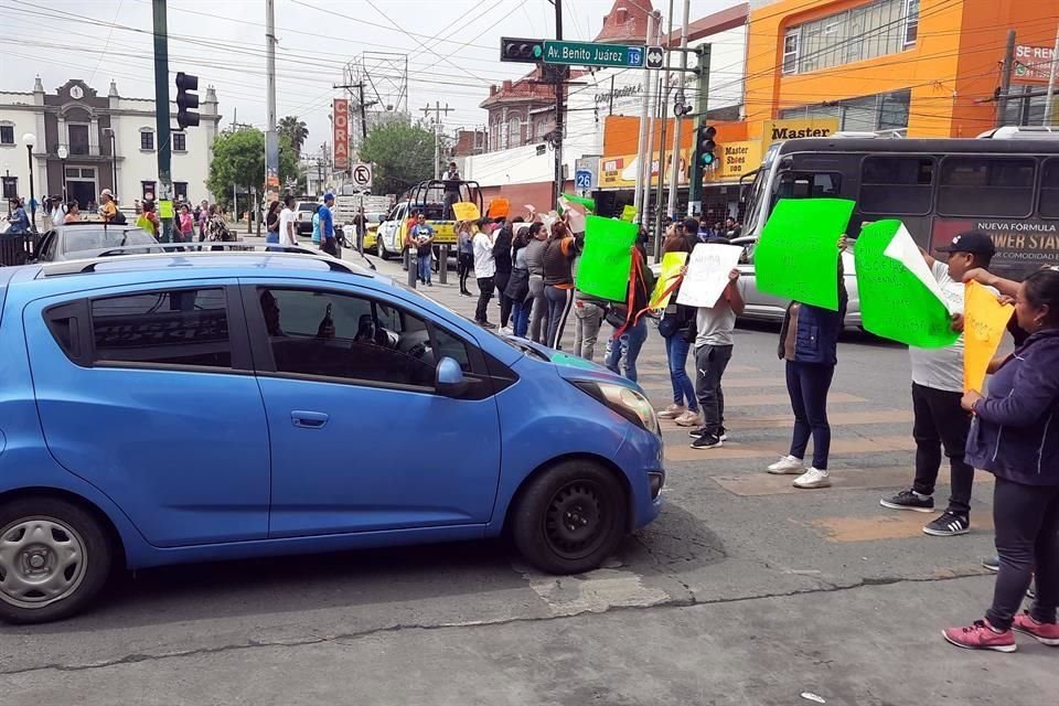 Los puesteros realizaron bloqueos en el cruce de Juárez y Washington para que los dejen vender en las aceras ampliadas.