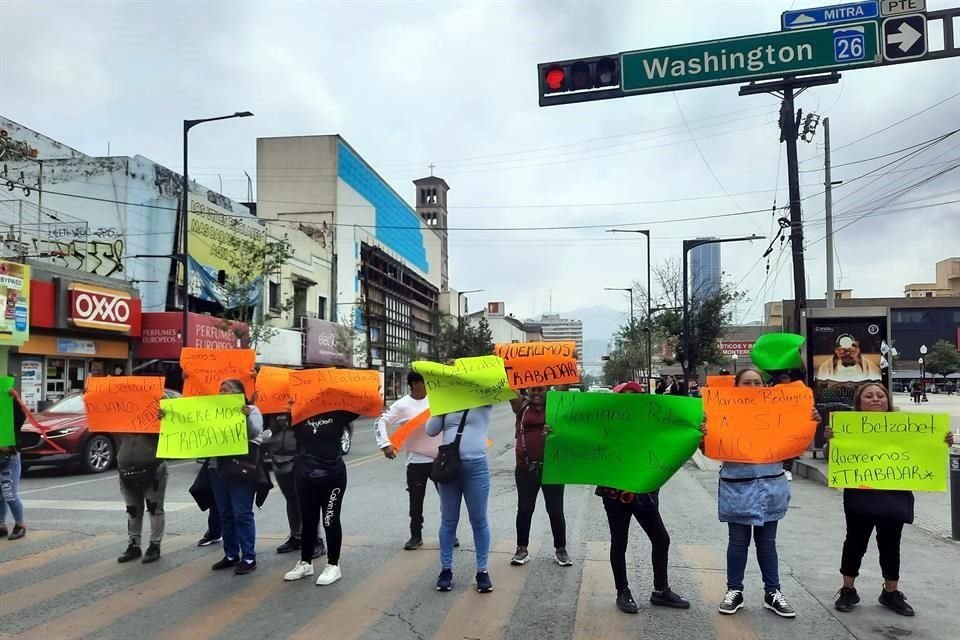 Los puesteros realizaron bloqueos en el cruce de Juárez y Washington para que los dejen vender en las aceras ampliadas.