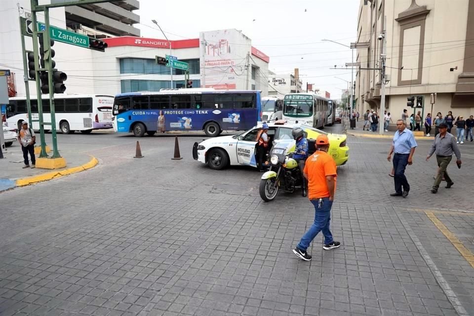Tránsito de Monterrey realizó cierres viales en Zaragoza, Zuazua y Doctor Coss.